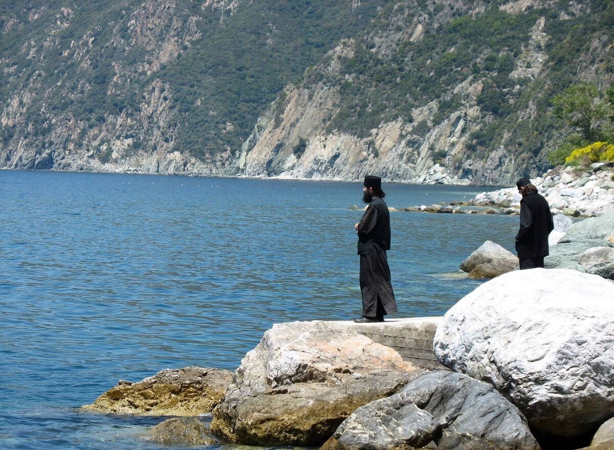 Афонские монахи. «Монахи горы Афон» (Moines du Mont Athos). Афон одинокий монах. Монах у моря. Монах на берегу.