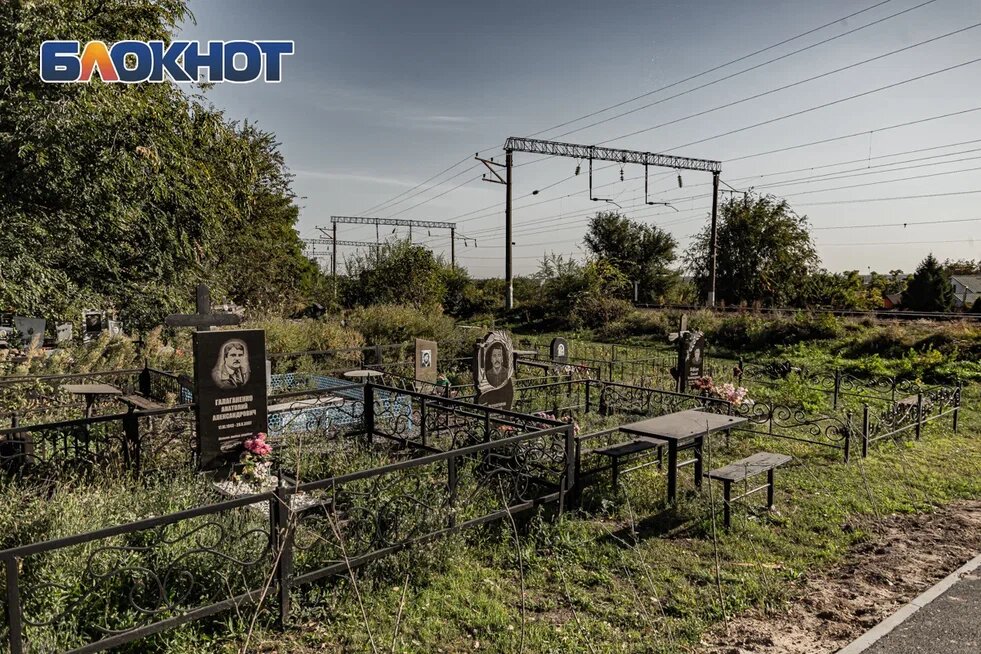 В Ростове на кладбищах до 15 апреля 2023 года запретили устанавливать оградки и 