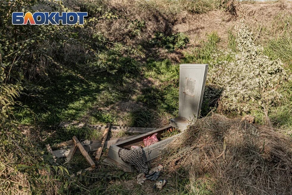 Городское кладбище Новомосковск. Кладбище на гипсовом Новомосковск. Кладбище Ростов. Могила.