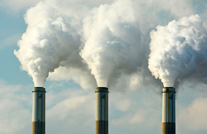 В утверждённом варианте цена на выбросы, содержащиеся во ввозимой продукции, будут устанавливаться на основе стоимости CO2 на аукционах в европейской системе торговли квотами (EU ETS). Сейчас она колеблется в районе €90 за тонну углерода