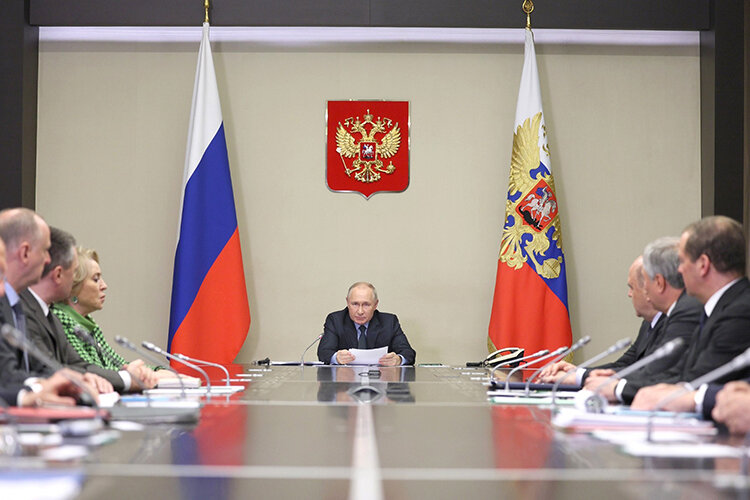    Путин напомнил, что на недавней встрече с лидерами религиозных объединений он уже говорил о попытках использовать драматическую ситуацию на Ближнем Востоке и другие региональные конфликты против России Фото: kremlin.ru