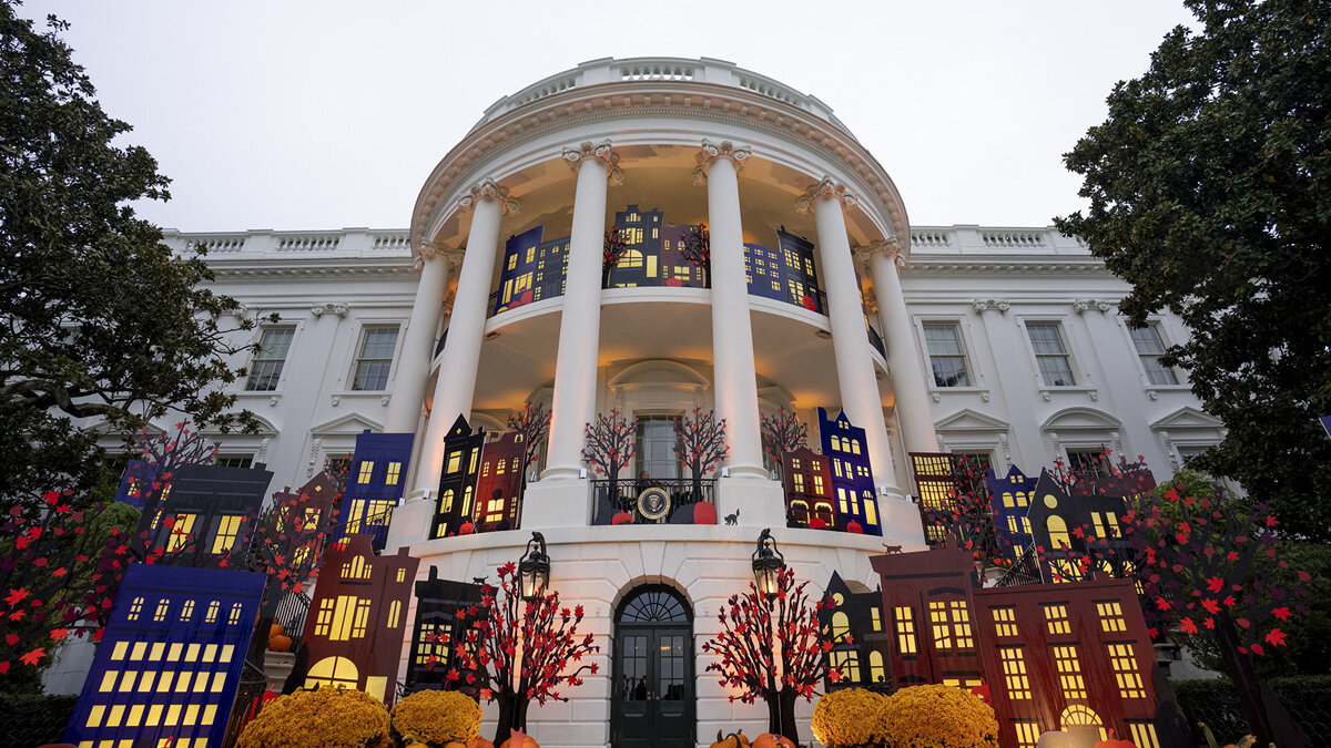    Белый дом США, украшенный к Хэллоуину© Фото : Official White House Photo by Erin Scott
