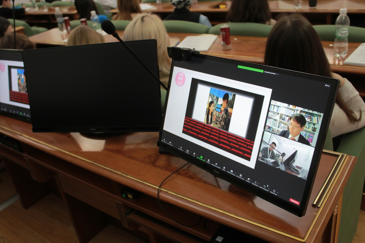 Профессор Кибер-Университета Кёнхи - Бон Вон Док