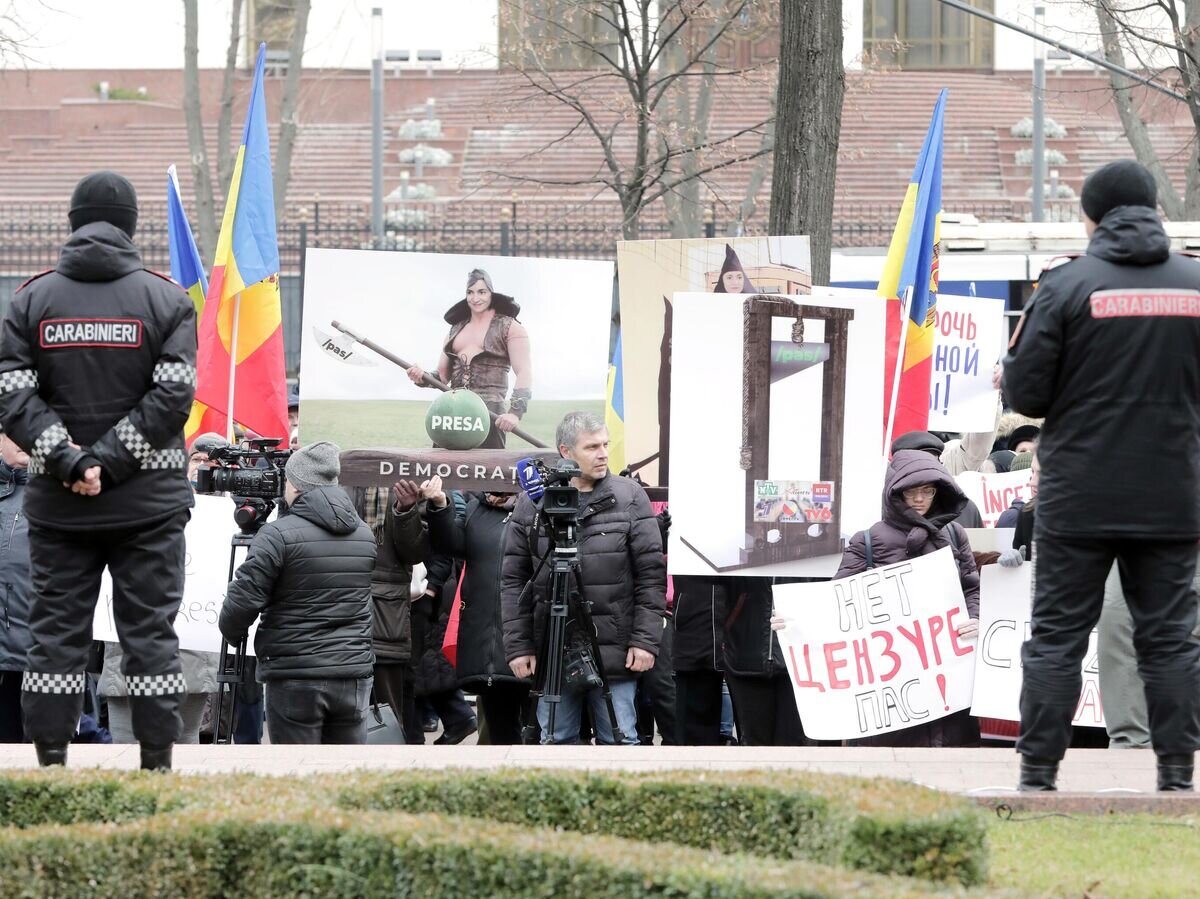    Сотрудники полиции и участники акции протеста работников телеканалов в Кишиневе© Sputnik / Родион Прока