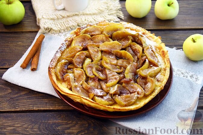 Открытый пирог-блин с карамелизированными яблоками и корицей