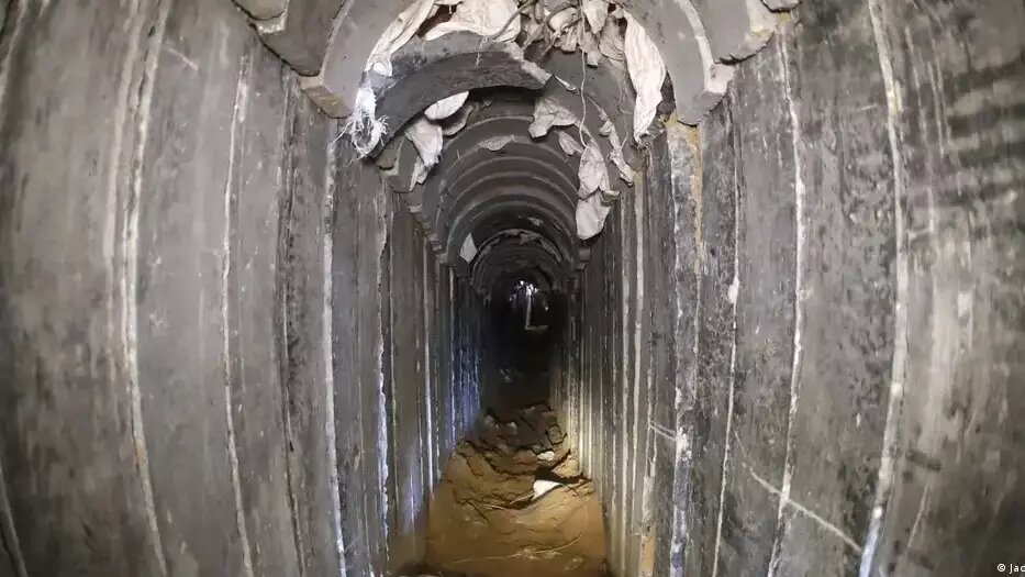     Гигантское инженерное сооружение — лабиринт из 1300 туннелей протяженностью более 500 км — как паутина, простирается под землей по всей территории сектора Газа. Их строили 15 лет и потратили на это 1,25 миллиардов долларов. Израиль признает, что подземелье станет самой больной проблемой для ЦАХАЛа.