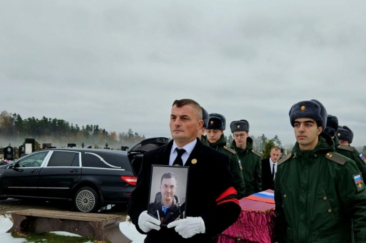    В Твери похоронили погибшего в зоне СВО 40-летнего Алексея Толстопятова