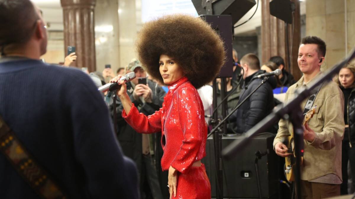    Певица Zivert выступила на сцене проекта «Музыка в метро» на станции подземки «Курская» / Фото: Наталья Шатохина / Вечерняя Москва