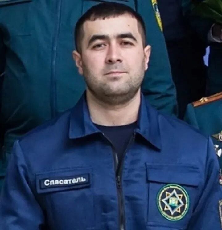    Спасатель из Нижневартовска Эльмир Фаткуллин вывел людей из горящего дома
