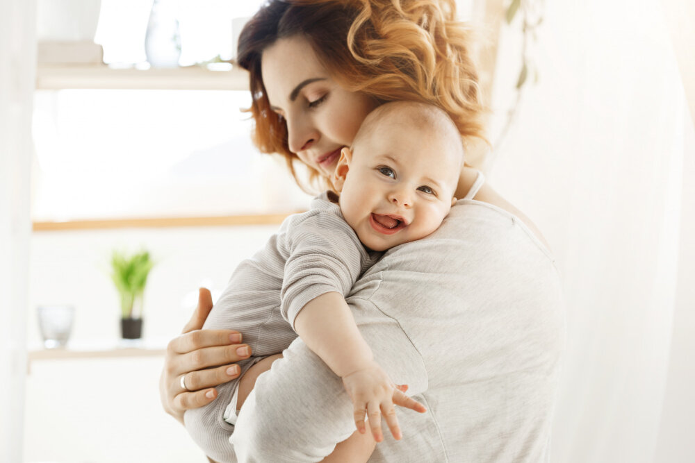 <a href="https://ru.freepik.com/free-photo/happy-young-mom-holds-precious-little-child-and-gently-hugging-his-little-body-kid-laughing-joyfully-and-looking-at-camera-with-big-grey-eyes_8811609.htm#query=%D0%BC%D0%B0%D0%BC%D0%B0%20%D1%81%20%D0%BD%D0%BE%D0%B2%D0%BE%D1%80%D0%BE%D0%B6%D0%B4%D0%B5%D0%BD%D0%BD%D1%8B%D0%BC&position=8&from_view=search&track=ais">Изображение от cookie_studio</a> на Freepik