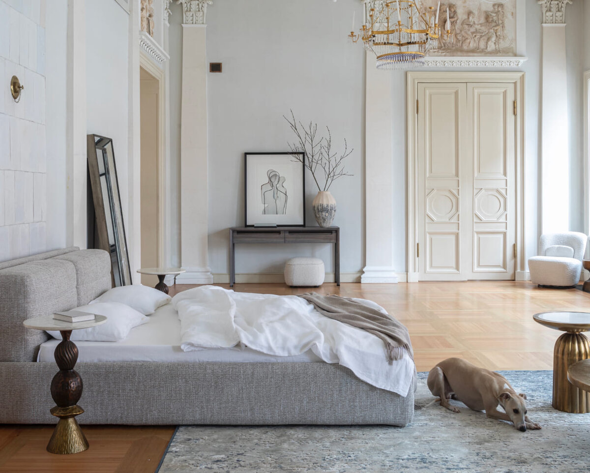 Отличное решение для большой семейной спальни — кровать Стинсон с мягким бортами и объемными подушками в изголовье. Её глубина 242 см.