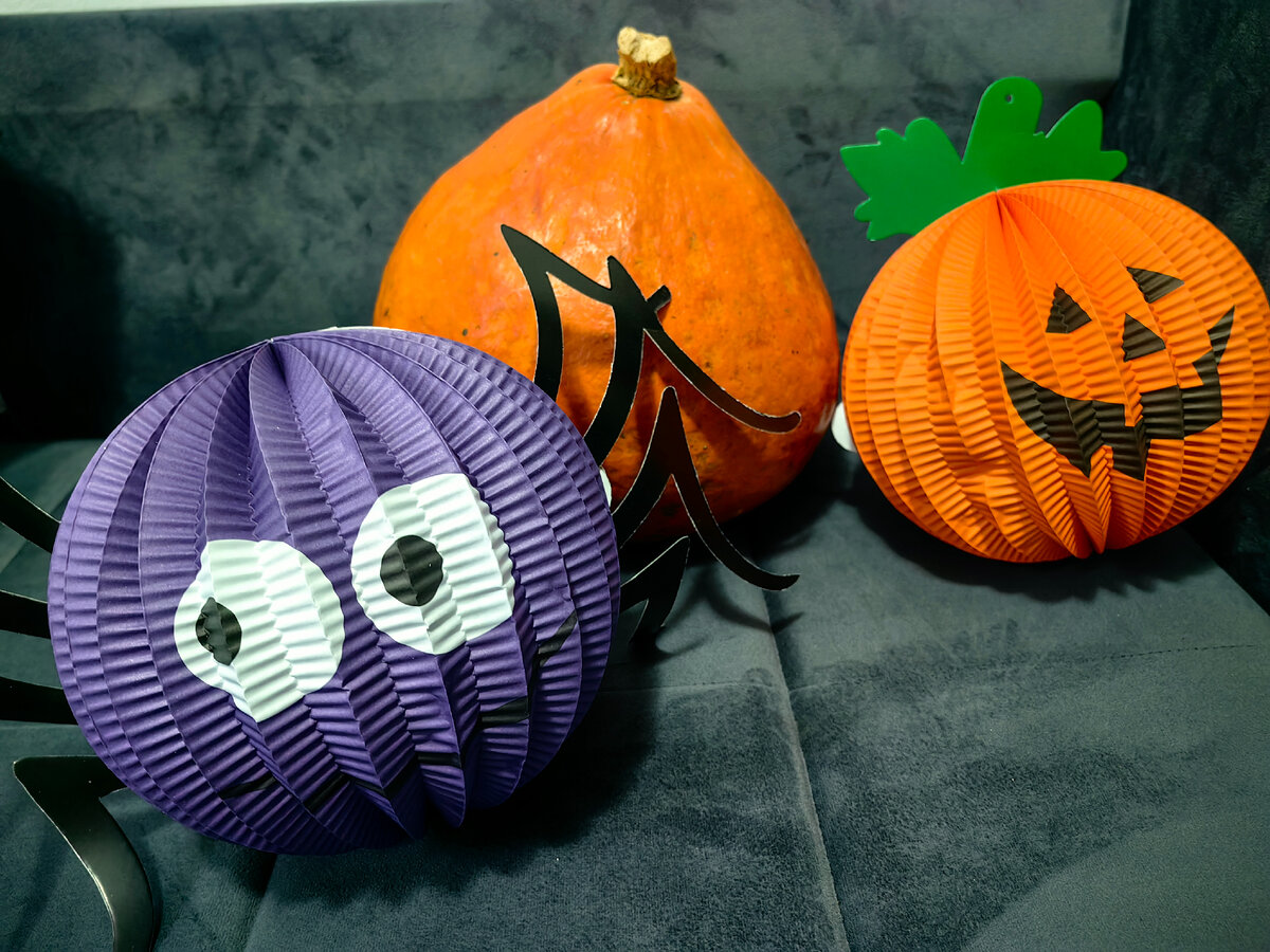 Та самая тыква в окружении бутафорских друзей из магазина Joombo