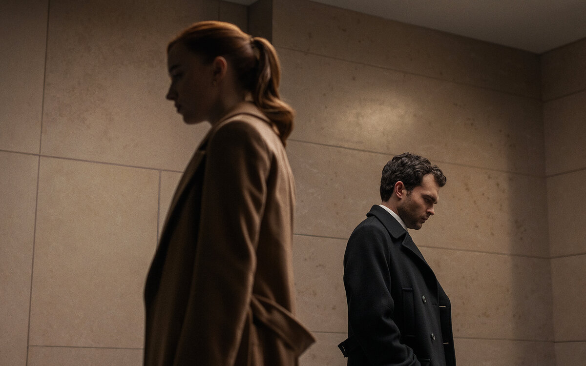 Кадр из фильма «Честная игра», реж. Хлоя Домон, 2023