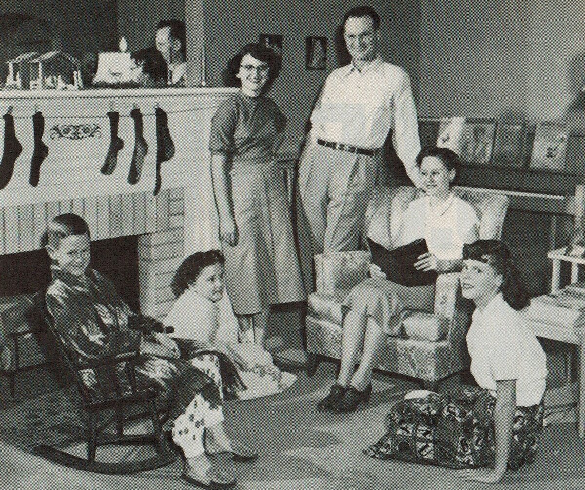 Семейство Клеттер в гостиной своего дома в Холкомбе, Канзас.