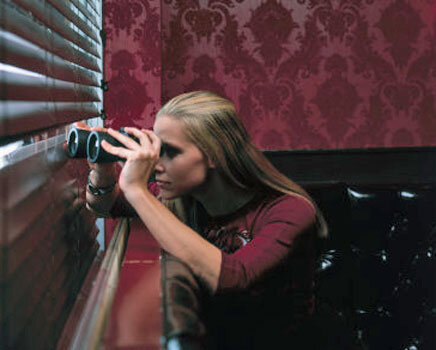 Девушка наблюдает. Человек наблюдает за другим человеком. Девушка следит за бывшим. Девушка следит за собой. Люди на свидании.