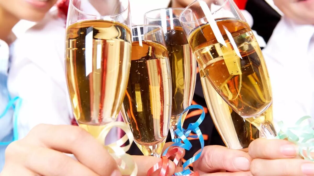     Цены на новогодние корпоративы в этом году существенно выросли. На расценки повлияла как возросшая стоимость аренды помещений, так и восстановление спроса. Сколько будет стоить праздник в этом году?