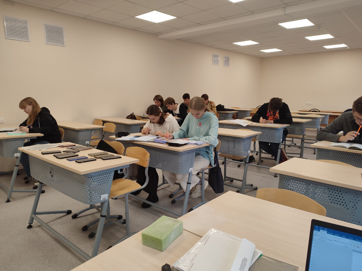 Сегодняшняя контрольная. На первой парте - изъятые на время контрольной телефоны.