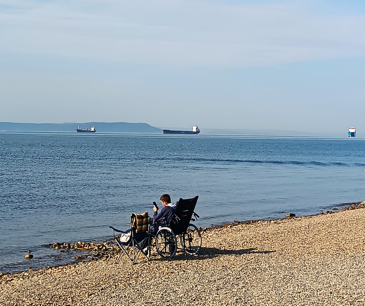 Море... Добровольцы фонда вывозят раненых на прогулки