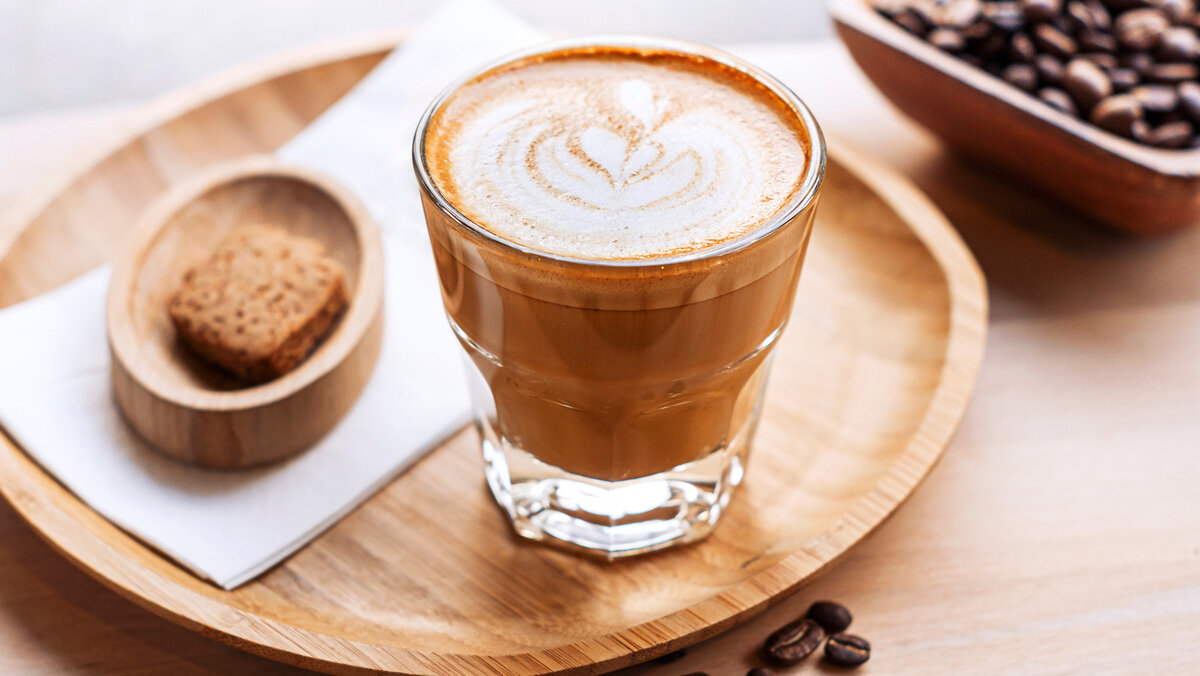 Кортадо кофе что это. Кортадо кофе. Кортадо напиток. Латте Shutterstock. Латте с сиропом.