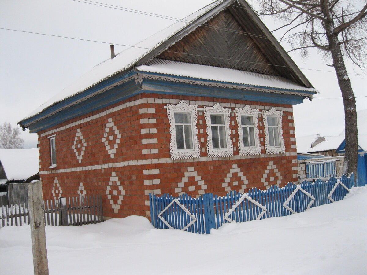 Красивый и крепкий деревенский дом. А что, чем не вариант?  