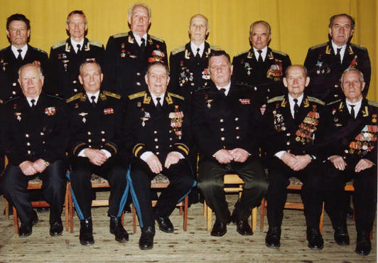 На фото - Заслуженные Военные Летчики и Штурманы СССР ЗЗ ЦБП и ПЛС г. Николаева   (стоят полковники Варнаков Н.И., Чечельницкий В.В., Петрущенко В.Г., Орлов Г.М., Аввакумов Н.А., Гришин В.И.;
сидят генералы Городецкий В.В., Мухин В.А., Шушпанов П.С.,
Гудков Ю.С., полковники Чариков А.П., Агеев Л.П.)