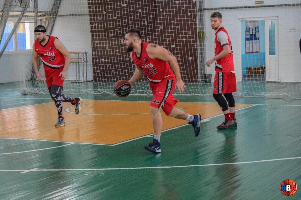    Играющий тренер подает пример команде. Личный архив героя публикации