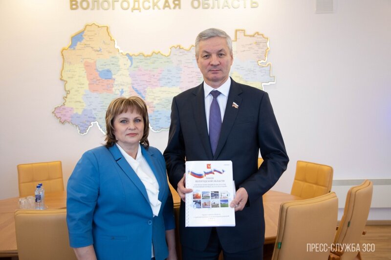   Сегодня проект бюджета на 2024 год и плановый трехлетний период председателю Заксобрания Андрею Луценко вручила замгубернатора Татьяна Голыгина