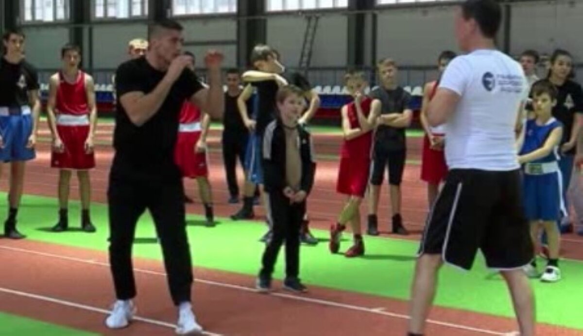    Заслуженный мастер спорта России Олег Саитов провёл в Курске мастер-класс по боксу