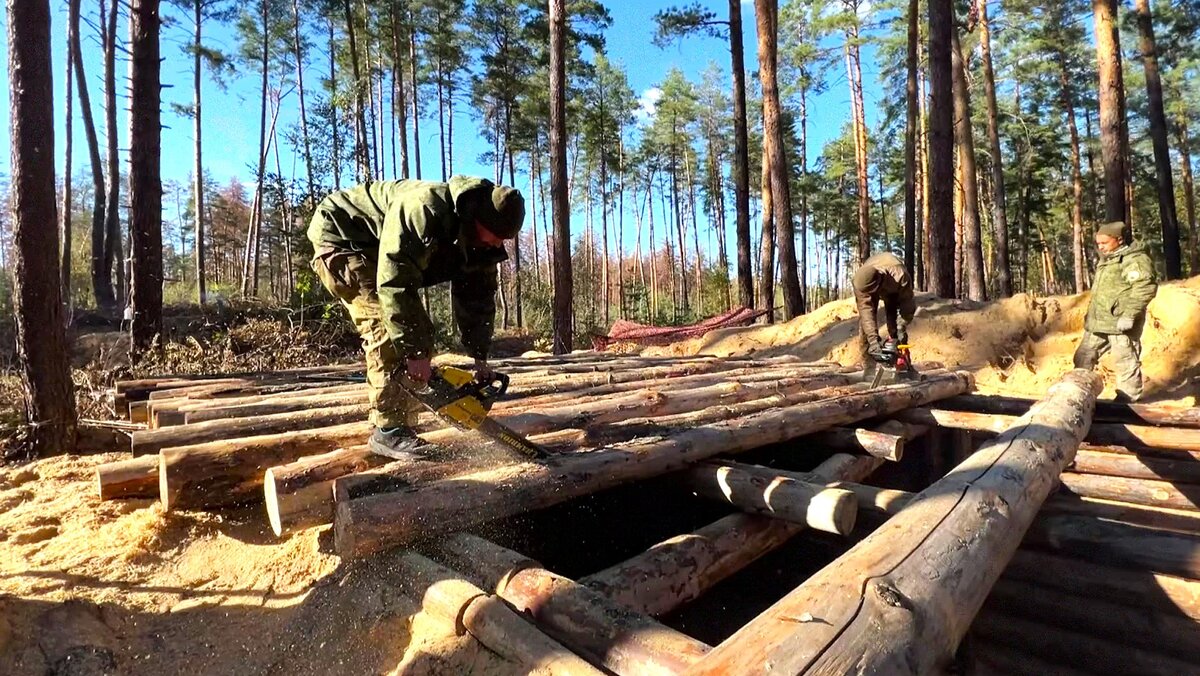    Бойцы СВО строят блиндажи из югорской древесины