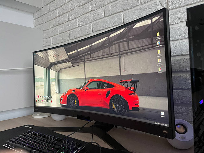 BenQ EW3880R - 38 дюймовый UltraWide монитор с соотношением сторон 21:9.  В мониторе есть поддержка HDRi, высокое разрешение 3840x1600 пикселей, частота обновления 60 Гц и время отклика всего 4 мс.