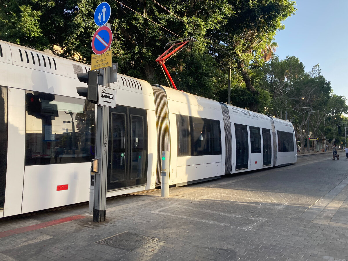 Интервал движения скоростного трамвая около 6 минут, каждый вмешает в себя 500 пассажиров