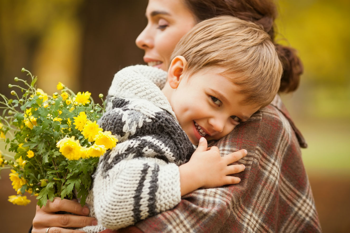 Цветы для детей. Мальчик дарит цветы маме. Дети с цветами. Дети дарят цветы. Заботиться о цветах