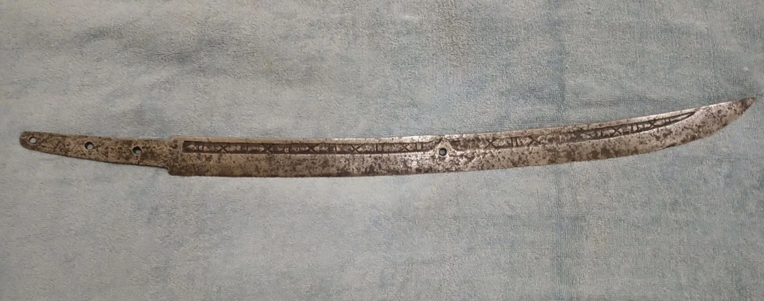 Чем меч айнов отличен от катаны, но похож на русскую саблю?