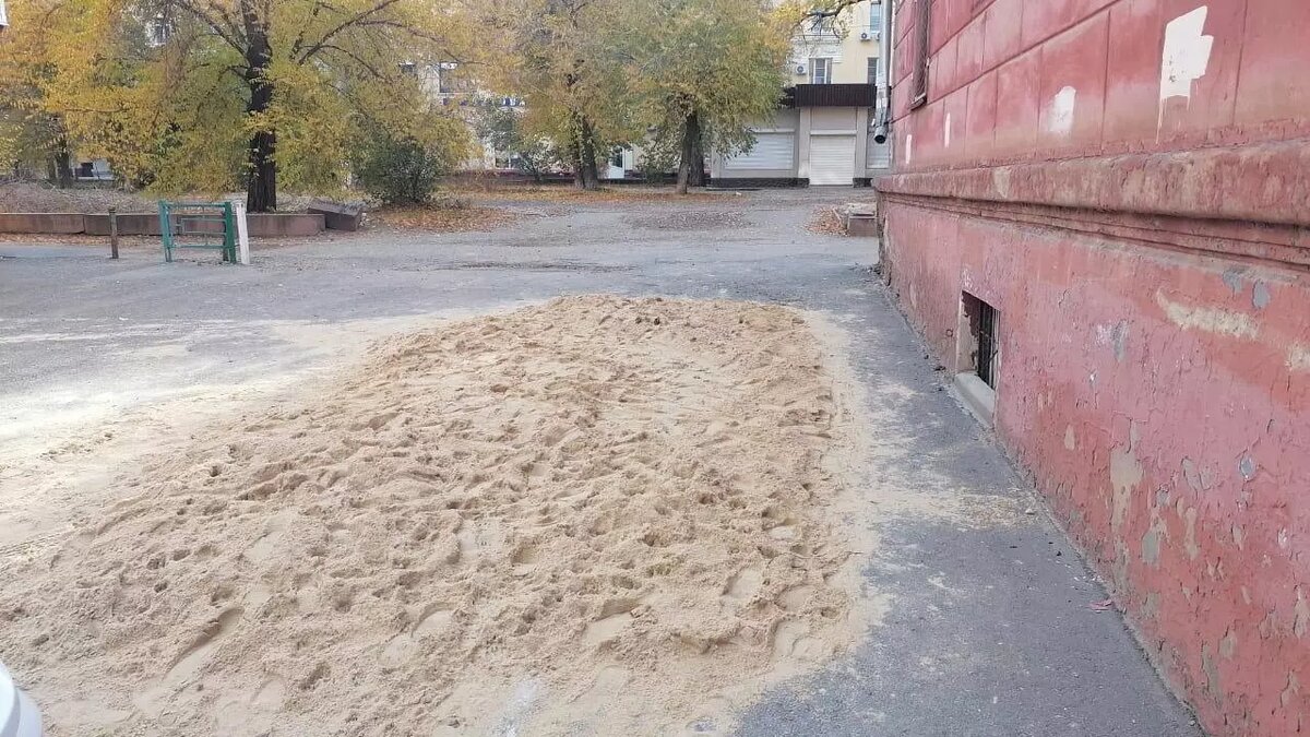     Песком заполнен котлован возле многоквартирного дома на севере Волгограда, куда накануне упала «Лада Гранта», сообщает ресурсоснабжающая организация.