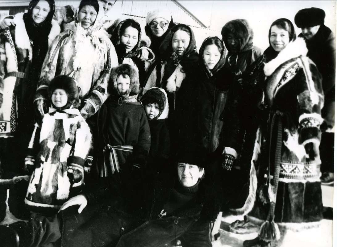    Автор очерка с жителями села Кутопьюган. Фото 1980-х гг. stalker
