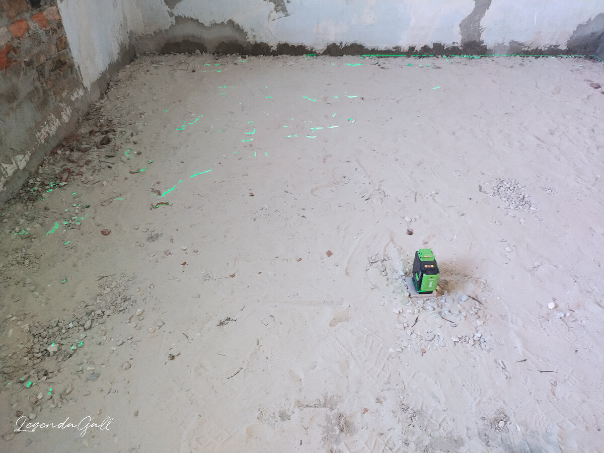 Добиваемся эффекта "зеленого пола", вот как в углу. Это значит, что все ровненько практически, без ям и бугров больших