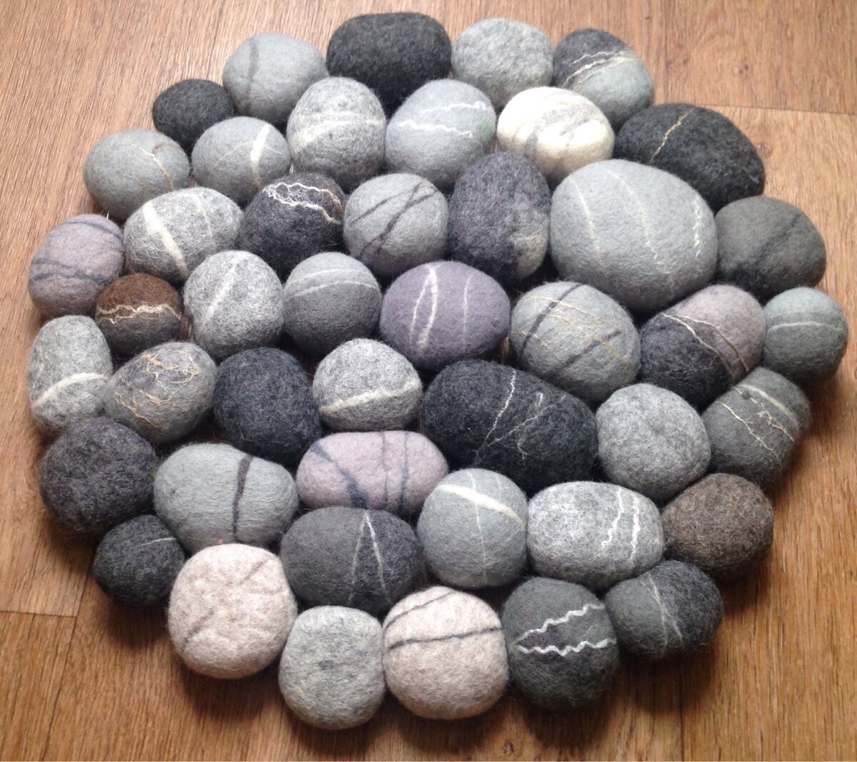 пуфы в виде камней