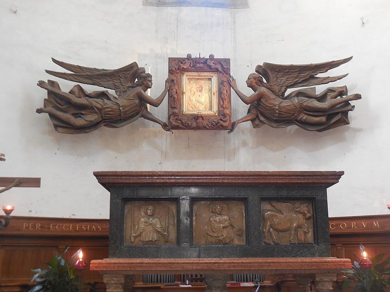 Святой апостол Лука принял мученическую кончину в г. Фивы в Греции. По преданию, его распяли на масличном дереве в возрасте немного старше 70 лет.