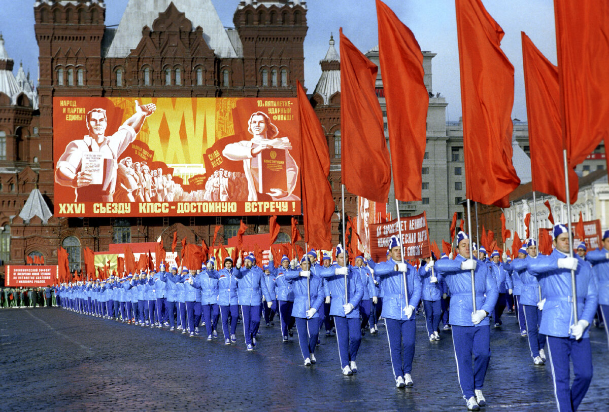 Праздники в москве в ноябре. Парад физкультурников 1937. Демонстрация трудящихся 7 ноября на красной площади. Парад 7 ноября СССР. Парад физкультурников на красной площади.