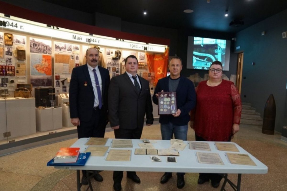    В музей Севастополя из США пришли награды и личные вещи защитника города