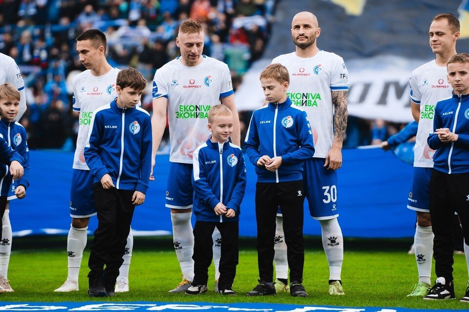   Федор Кудряшов (в центре) перед матчем со «Спартаком». со страницы ФК "Факел" ВКонтакте.