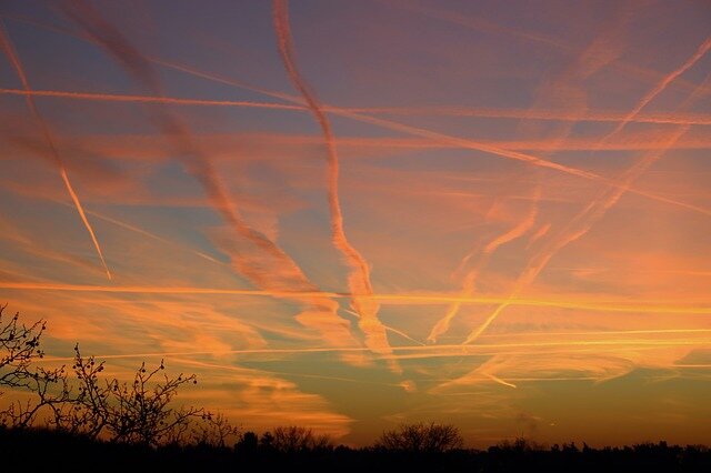 Такие следы, оставшиеся после пролёта самолётов, показались конспирологам слишком подозрительными
