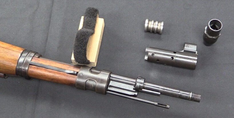 Газовая ловушка винтовки: ствольная насадка, газовая камора, поршень. Между стволом и шомполом виден шток газового поршня.