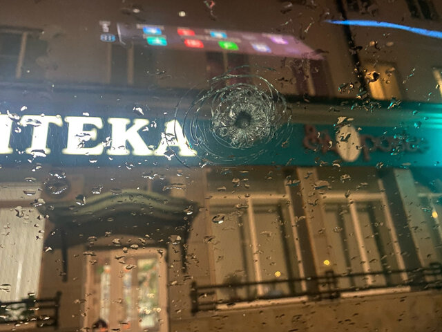    Во дворе дома на улице Краснознаменной неизвестный стреляет по стеклам автомобилей