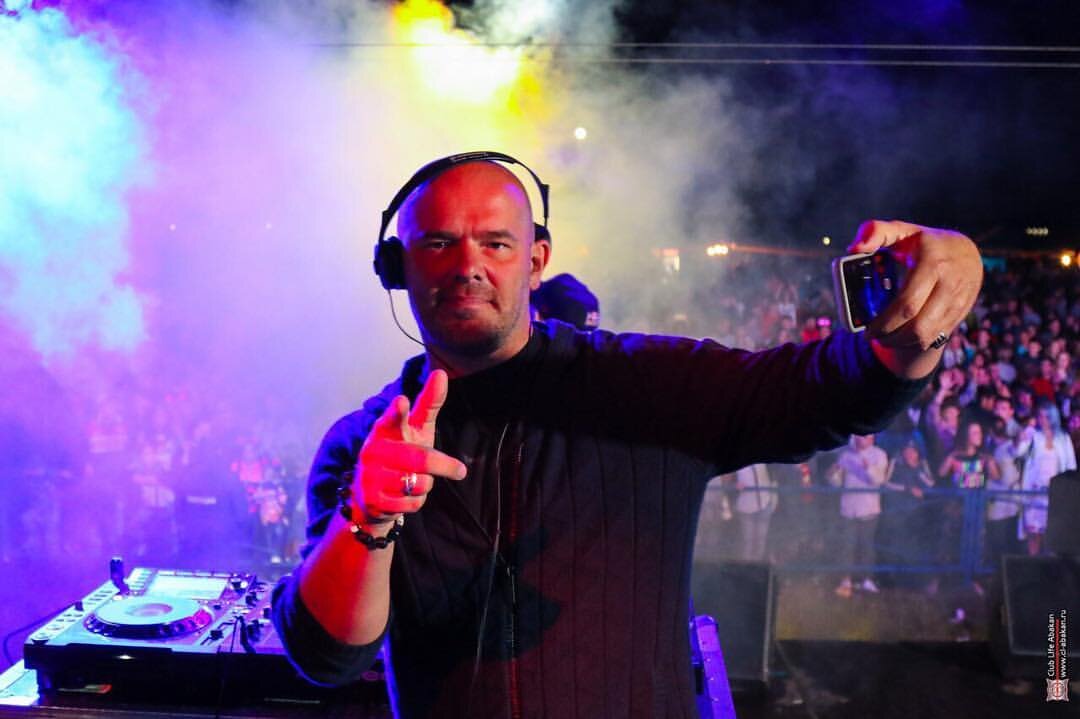 Трек dj antonio. Dj antonio блоггер. Dj. Dj antonio пинский. Dj antonio картинки.