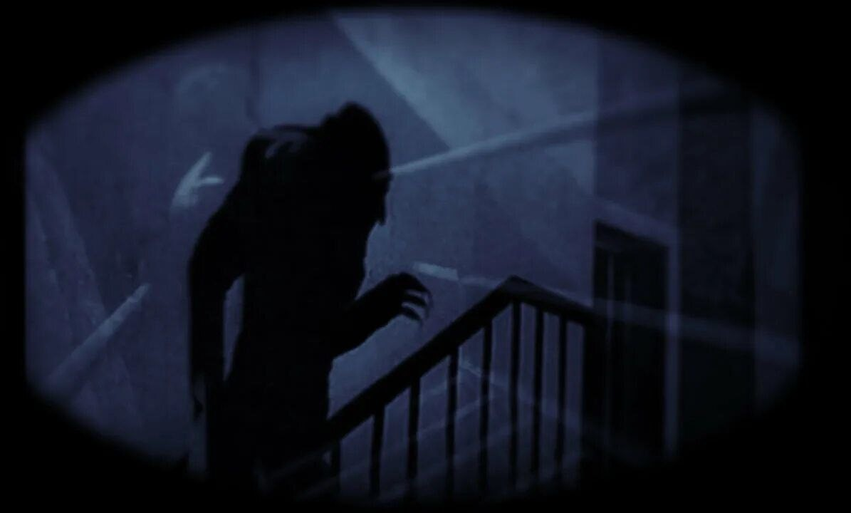 Тревор хендерсон крипи. Незнакомцы фильм ужасов 2008. Монстр ночная прогулка тревор хендерсон. Страшное существо в подъезде. В 2 часа ночи встречает жуткого незнакомца.