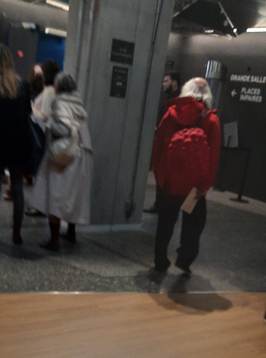 Извините за качество фото, в фойе было темновато. У Полунина красная куртка, красный рюкзак и белая большая борода, его не заметить сложно 