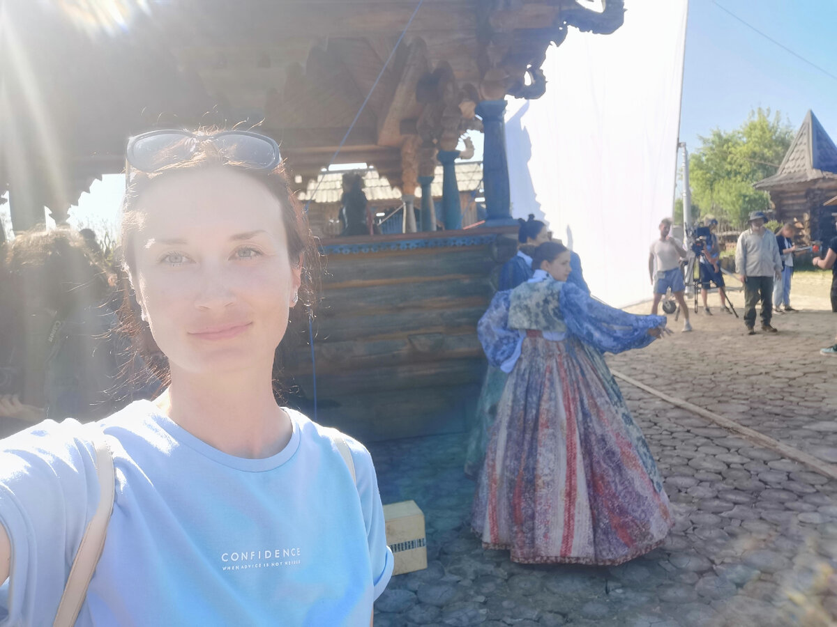 За моей спиной - царская веранда, где принцесса Анфиса целовала английского посла.