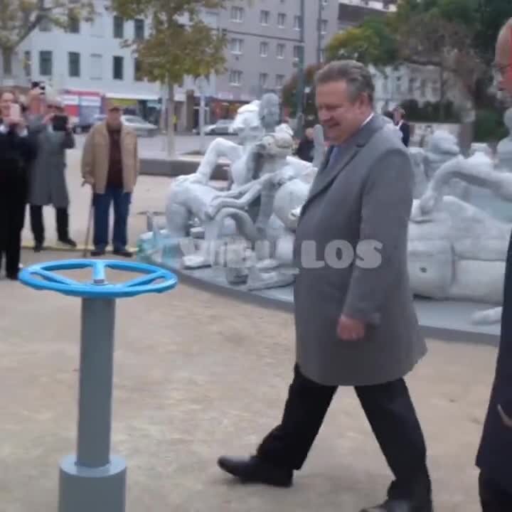 В Вене открыли новый фонтан в честь 150-летия городского источника родниковой воды.  1,8 миллиона евро потратили на... 