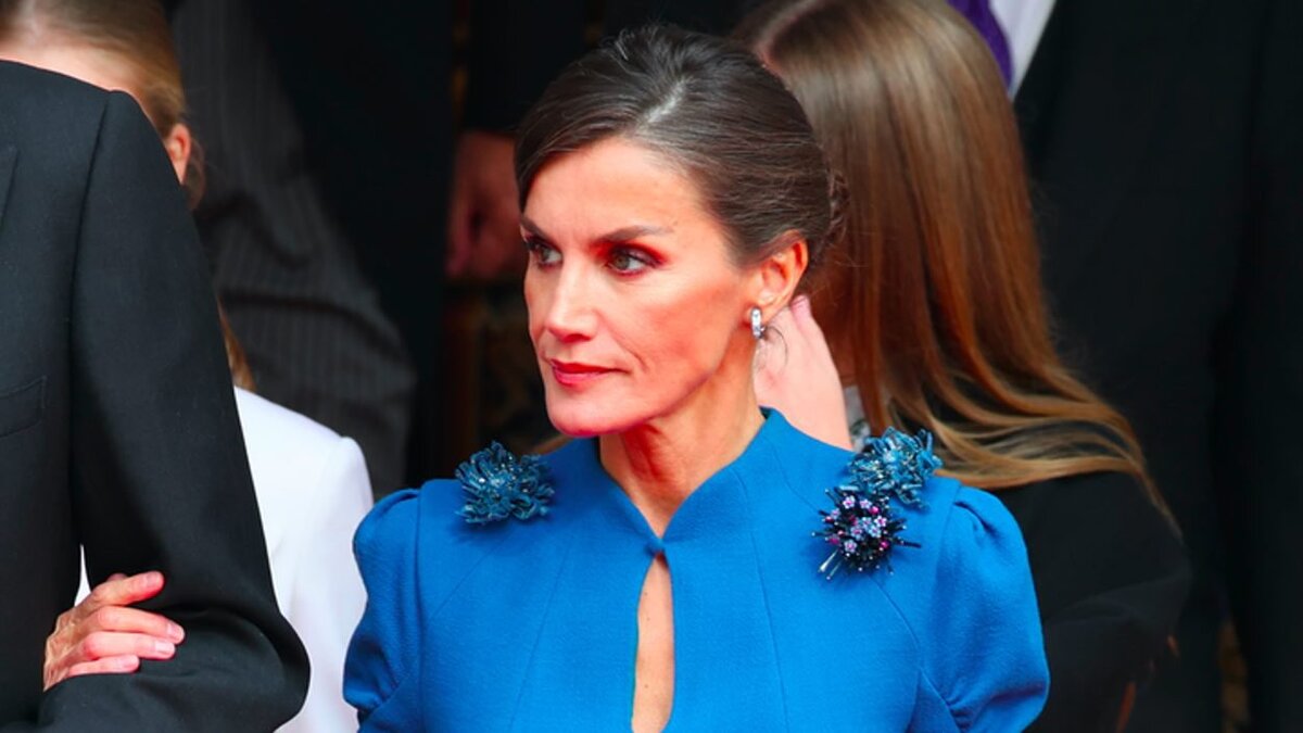 Слишком серьёзный, даже хмурый вид королевы Испании Летиции на церемонии принятия присяги её дочери Леонор привлёк внимание журналистов.